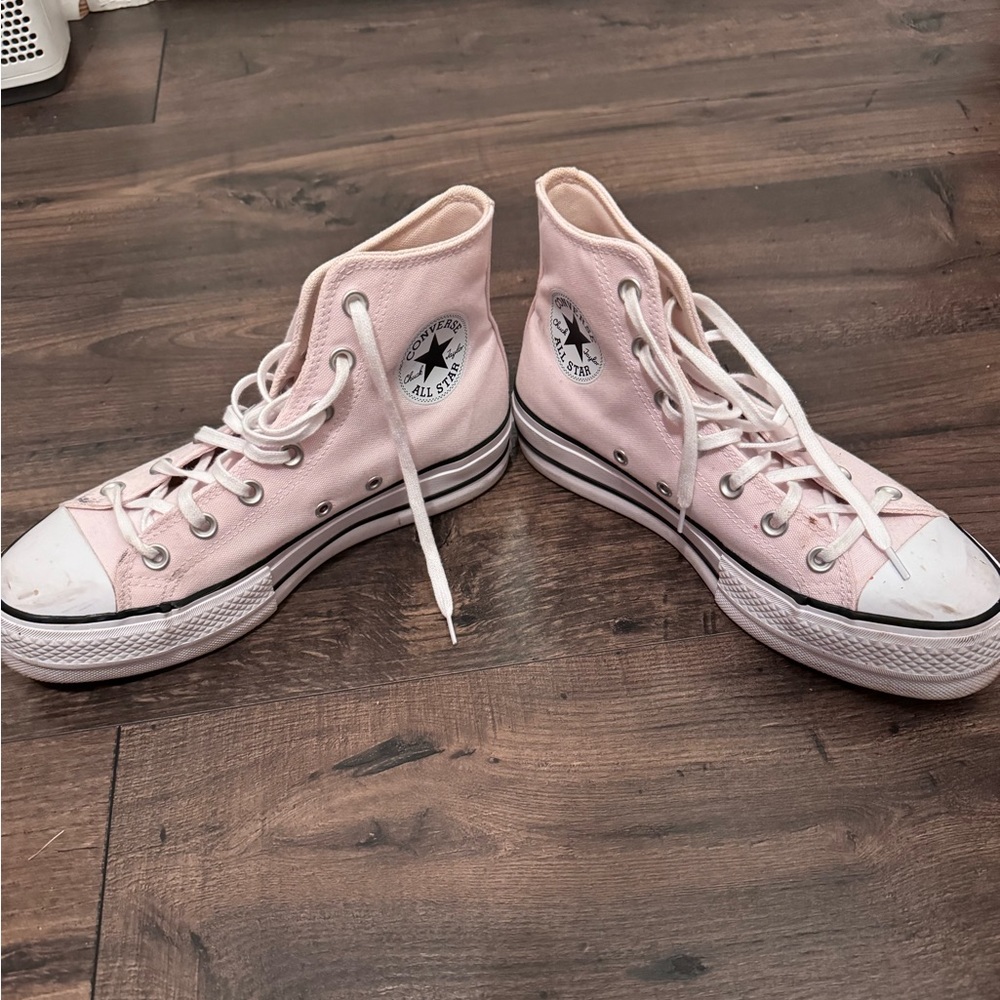 Gently used women’s light pink converse. Size 8. Very good condition.